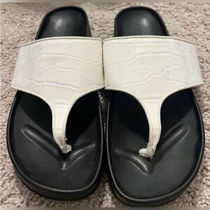 Who What Wear Harmonee women’s Size 10 white & black flip flop slide on sandals